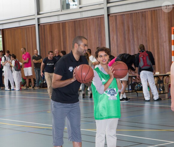 Tony Parker et Najat Vallaud-Belkacem lors du lancement de la 3ème édition du Tony Parker camp sur le campus de La Doua à Villeurbanne, le 21 juillet 2014