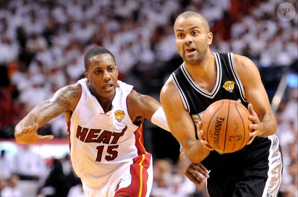 Tony Parker lors du match entre le heat de Miami et et les Spurs de San Antonio, le 10 juin 2014 à l'AmericanAirlines Arena de Miami