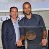 Tony Parker accompagné de Jean-Pierre Siutat (président de la Fédération Française de Basket-Ball), recevait le Grand Prix de l'Académie des Sports lors de la cérémonie des trophées 2013 à l'Hôtel des Italiens, le 18 septembre 2014