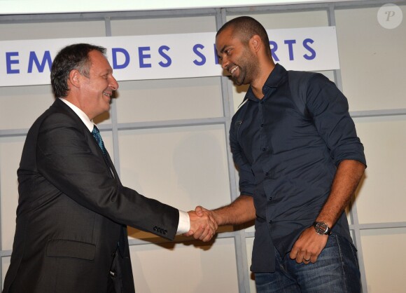 Thierry Braillard (Secrétaire d'Etat aux Sports) et Tony Parker lors de la cérémonie des trophées 2013 de l'Académie des sports à l'Hôtel des Italiens, le 18 septembre 2014