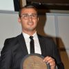 Brahim Asloum et le Prix Henri Desgrange lors de la cérémonie des trophées 2013 de l'Académie des Sports à l'Hôtel des Italiens, le 18 septembre 2014