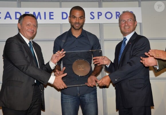 Thierry Braillard (Secrétaire d'Etat aux Sports) remet à Tony Parker le Grand Prix de l'Académie des Sports lors de la cérémonie des trophées 2013 à l'Hôtel des Italiens, le 18 septembre 2014