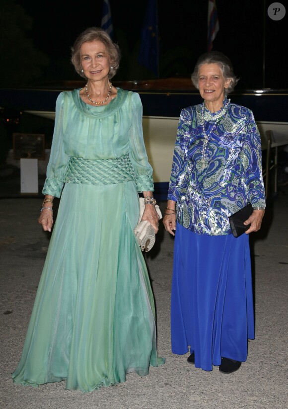 La reine Sofia d'Espagne et la princesse Irène de Grèce à la soirée des noces d'or (50 ans de mariage) de leur frère le roi Constantin II et de la reine Anne-Marie de Grèce, le 18 septembre 2014 au Yacht Club de Grèce du Pirée.
