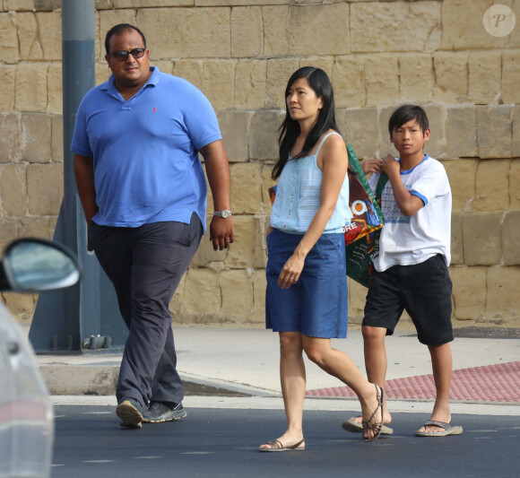 Pax, le fils d'Angelina Jolie et Brad Pitt, entouré d'un garde du corps et de sa nounou, de sortie pour faire les courses lors du séjour de la famille sur l'île de Gozo à Malte, le 11 septembre 2014