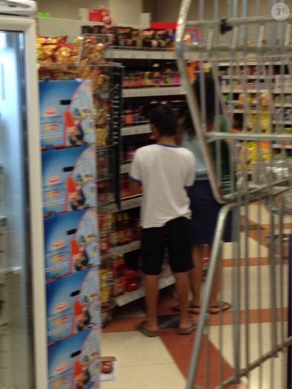 Pax, le fils d'Angelina Jolie et Brad Pitt, en pleine session shopping lors du séjour de la famille sur l'île de Gozo à Malte, le 11 septembre 2014