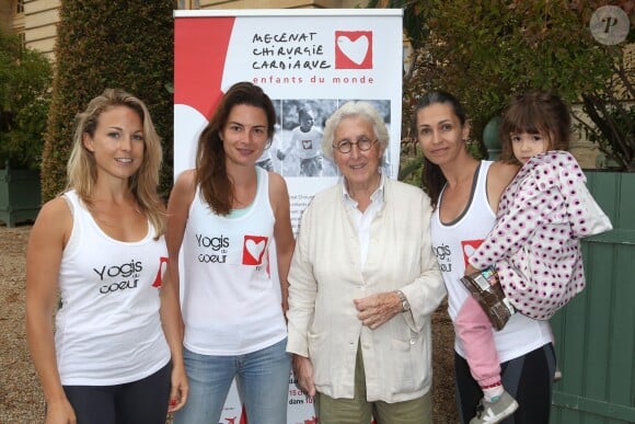 Francine Leca (fondatrice de Mécénat Chirurgie Cardiaque), Aurélie Vaneck, Juliette Chêne, Adeline Blondieau et sa fille Wilona, lors des Yogis du coeur, à l'Orangerie du Château de Versailles le 21 septembre 2014.
