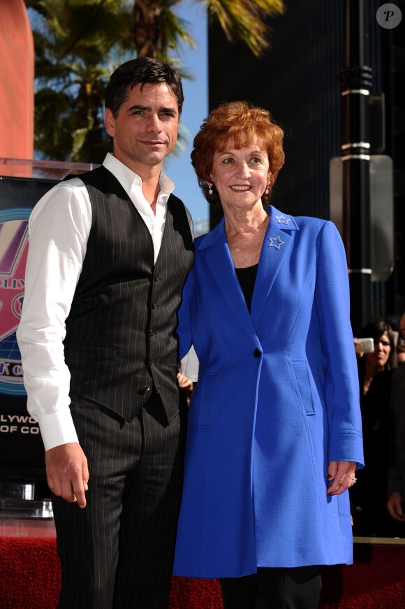 John Stamos et sa mère sur le Hollywood Walk of Fame à Los Angeles, le 16 novembre 2009