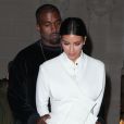  Kanye West et sa femme Kim Kardashian rencontrent Mario Testino &agrave; leur arriv&eacute;e &agrave; l'h&ocirc;tel Peninsula o&ugrave; ils vont d&icirc;ner &agrave; Paris, le 24 septembre 2014.&nbsp; 