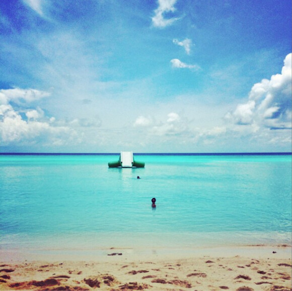 ''Le truc le plus dingue de cet endroit, c'est qu'on peut même se procurer facilement des Pringles." Photo des vacances aux Maldives d'Example et Erin McNaught, enceinte de leur premier enfant, en septembre 2014, du 17 au 24. Publiée sur le compte Instagram d'Example.