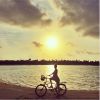 "Pastiche de l'affiche d'E.T. L'Extraterrestre, avec une femme enceinte (à la place de l'alien) et le soleil (à la place de la Lune)." Photo des vacances aux Maldives d'Example et Erin McNaught, enceinte de leur premier enfant, en septembre 2014, du 17 au 24. Publiée sur le compte Instagram d'Example.
