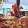 ''Pizza aux Maldives ? Pourquoi pas !'' Photo des vacances aux Maldives d'Example et Erin McNaught, enceinte de leur premier enfant, en septembre 2014, du 17 au 24. Publiée sur le compte Instagram d'Example.