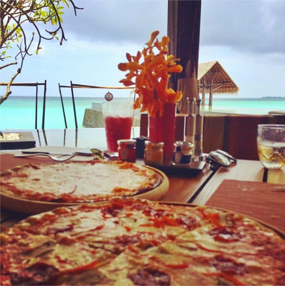 ''Pizza aux Maldives ? Pourquoi pas !'' Photo des vacances aux Maldives d'Example et Erin McNaught, enceinte de leur premier enfant, en septembre 2014, du 17 au 24. Publiée sur le compte Instagram d'Example.