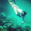 ''Ariel la petite sirène. Photo épatante d'Erin McNaught.'' Photo des vacances aux Maldives d'Example et Erin McNaught, enceinte de leur premier enfant, en septembre 2014, du 17 au 24. Publiée sur le compte Instagram d'Example.