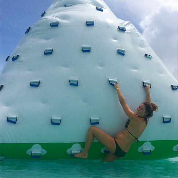 Miss Australie 2006 s'attaque à un iceberg gonflable aux Maldives. Photo des vacances aux Maldives d'Example et sa femme Erin McNaught, enceinte de leur premier enfant, en septembre 2014, du 17 au 24. Publiée sur le compte Instagram de l'ancienne Miss Australie.