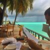 ''@exampstagram semble vraiment impressionné par la vue au petit déjeuner ce matin...'' Photo des vacances aux Maldives d'Example et sa femme Erin McNaught, enceinte de leur premier enfant, en septembre 2014, du 17 au 24. Publiée sur le compte Instagram de l'ancienne Miss Australie.