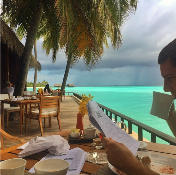 ''@exampstagram semble vraiment impressionné par la vue au petit déjeuner ce matin...'' Photo des vacances aux Maldives d'Example et sa femme Erin McNaught, enceinte de leur premier enfant, en septembre 2014, du 17 au 24. Publiée sur le compte Instagram de l'ancienne Miss Australie.