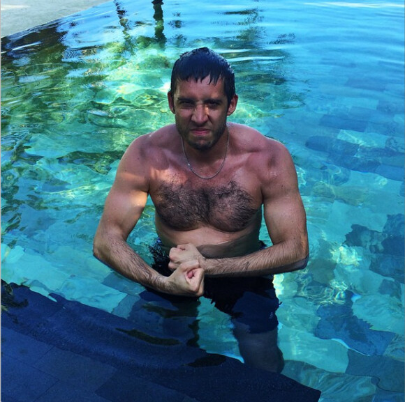 ''Je vous présente... le swimcredible [jeu de mots intraduisible, NDLR] Hulk !'' Photo des vacances aux Maldives d'Example et sa femme Erin McNaught, enceinte de leur premier enfant, en septembre 2014, du 17 au 24. Publiée sur le compte Instagram de l'ancienne Miss Australie.