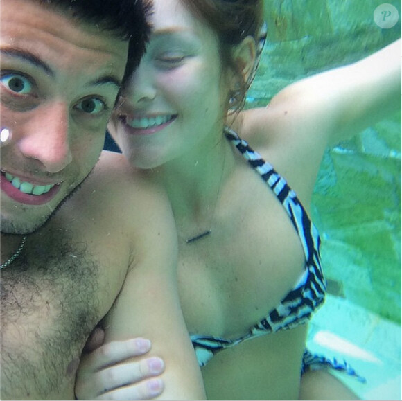 ''Merman/Mermaid #Merpeople'' (Homme de mer/sirène # gensdemer) Photo des vacances aux Maldives d'Example et sa femme Erin McNaught, enceinte de leur premier enfant, en septembre 2014, du 17 au 24. Publiée sur le compte Instagram de l'ancienne Miss Australie.