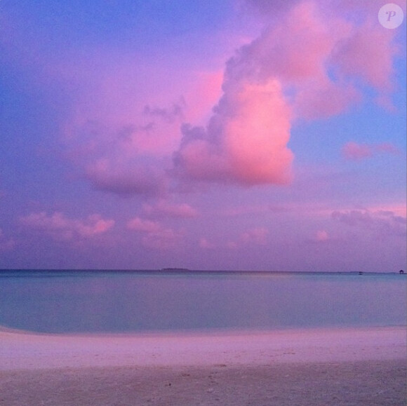 ''Dernier coucher de soleil des vacances...'' Photo des vacances aux Maldives d'Example et sa femme Erin McNaught, enceinte de leur premier enfant, en septembre 2014, du 17 au 24. Publiée sur le compte Instagram de l'ancienne Miss Australie.