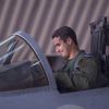 Le prince Khaled bin Salman, fils du prince héritier Salman bin Abdulaziz d'Arabie Saoudite, s'installant dans le cockpit de son F-15 Eagle. Photo diffusée par le gouvernement saoudien le 23 septembre 2014, alors que le prince Khaled a participé à une mission de bombardement de cibles de l'Etat islamique en Syrie.