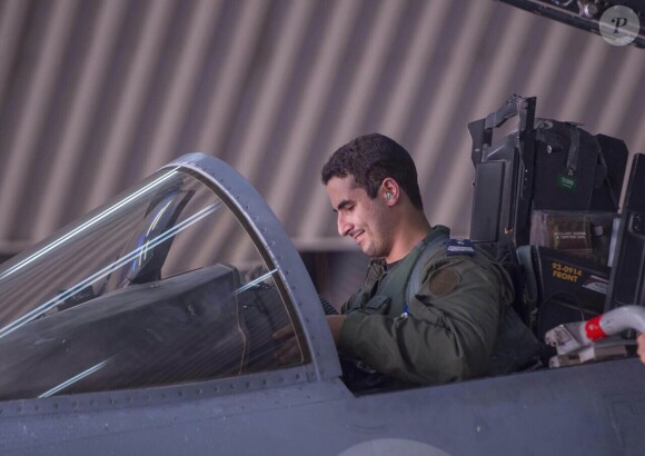 Le prince Khaled bin Salman, fils du prince héritier Salman bin Abdulaziz d'Arabie Saoudite, s'installant dans le cockpit de son F-15 Eagle. Photo diffusée par le gouvernement saoudien le 23 septembre 2014, alors que le prince Khaled a participé à une mission de bombardement de cibles de l'Etat islamique en Syrie.