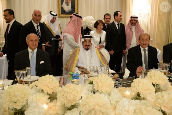 Le prince héritier et ministre de la Défense d'Arabie saoudite Salman bin Abdulaziz Al Saud avec Jean-Yves Le Drian et Laurent Fabius au Four Seasons Hotel George V à Paris le 3 septembre 2014.