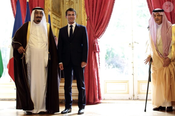 Le prince héritier et ministre de la Défense d'Arabie saoudite Salman bin Abdulaziz Al Saud reçu par le Premier ministre français Manuel Valls le 2 septembre 2014.