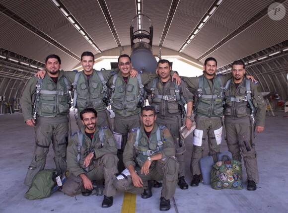 Le prince Khaled bin Salman d'Arabie saoudite pose (2e en partant de la gauche) avec ses camarades de l'Armée de l'air saoudienne en marge de leurs missions de bombardement de cibles de l'EI en Syrie, le 23 septembre 2014.