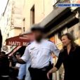 Valérie Trierweiler aidée par la police à la sortie d'une boutique à Barbès, à Paris, le 27 septembre 2014