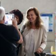 Valérie Trierweiler (dont le livre "Merci pour ce moment" est déjà un best-seller) arrive à l'aéroport CDG à Paris pour prendre un vol à destination de Madagascar. Le 5 septembre 2014