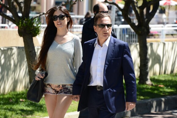 L'ancien ministre Eric Besson et sa femme Yasmine se promenant sur la Croisette en plein Festival de Cannes le 23 mai 2013