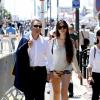 Eric Besson et sa femme Yasmine se promenant sur la Croisette en plein Festival de Cannes le 23 mai 2013