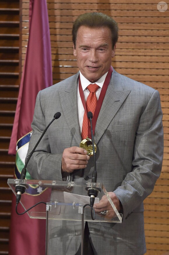 Arnold Schwarzenegger a reçu la médaille de l'Ambassadeur de la ville de Madrid devant sa compagne Heather Milligan. Le 26 septembre 2014.