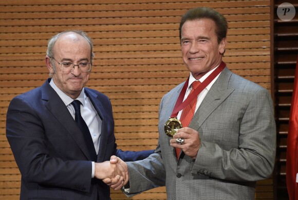 Arnold Schwarzenegger a reçu la médaille de l'Ambassadeur de la ville de Madrid devant sa compagne Heather Milligan. Le 26 septembre 2014.