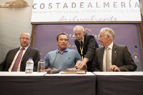 Arnold Schwarzenegger reçoit un prix "Almeria Terre de ciné" et inaugure son étoile sur la "Walk of Fame" à Almeria, le 28 septembre 2014.