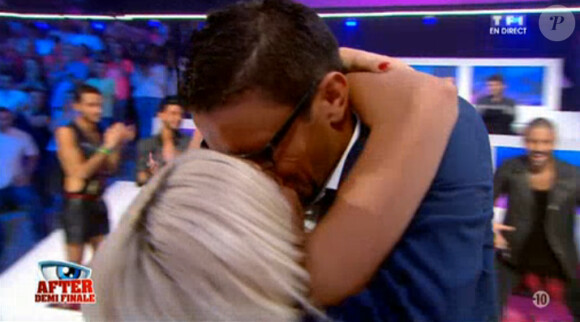 Julie court embrasser son compagnon Sébastien dans l'After Secret de "Secret Story 8", le 19 septembre 2014 sur TF1. 