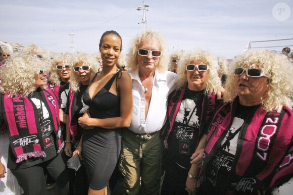 Michel Polnareff et la belle Danyellah à Marseille, le 3 juillet 2007.