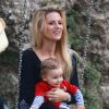 Michelle Hunziker, enceinte, avec sa fille Sole, heureuse sur une balançoire dans un parc à Milan le 30 septembre 2014.