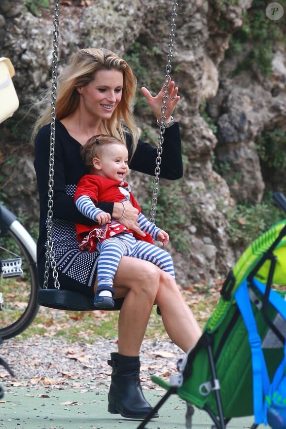 Michelle Hunziker, enceinte, avec sa fille Sole, à Milan le 30 septembre 2014.