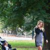 Michelle Hunziker, enceinte, en balade au parc avec sa fille Sole, à Milan le 30 septembre 2014.