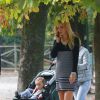Michelle Hunziker, enceinte, en balade au parc avec sa fille Sole, à Milan le 30 septembre 2014.