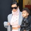 Kim Kardashian, sa fille North dans les bras, sort de l'hôtel, le "Royal Monceau", pour se rendre à l'aéroport. Paris, le 1er octobre 2014
