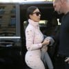 Kim Kardashian (en Chanel) sort de l'hôtel, le "Royal Monceau", pour se rendre à l'aéroport. Paris, le 1er octobre 2014
