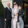 Kim Kardashian, sa fille North dans les bras, sort de l'hôtel, le "Royal Monceau", pour se rendre à l'aéroport. Paris, le 1er octobre 2014