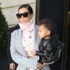 Un duo stylé ! Kim Kardashian, sa fille North dans les bras, sort de l'hôtel, le "Royal Monceau", pour se rendre à l'aéroport. Paris, le 1er octobre 2014
