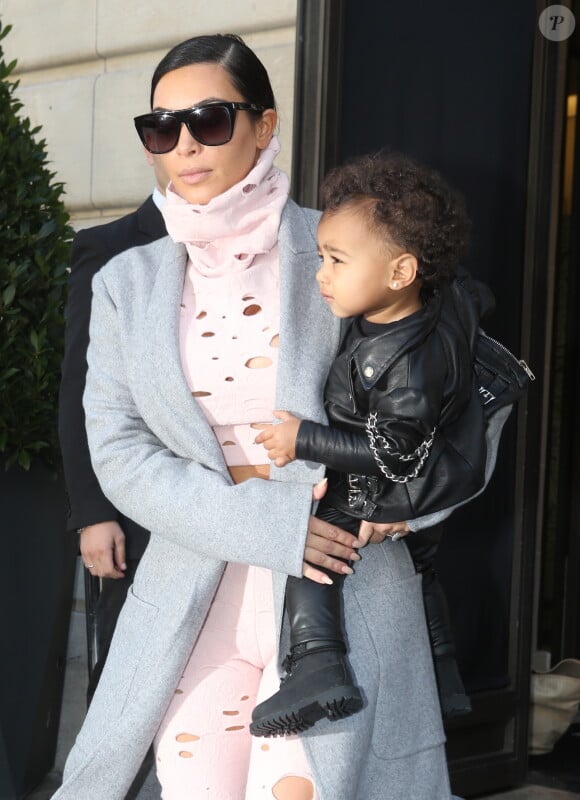 Un duo stylé ! Kim Kardashian, sa fille North dans les bras, sort de l'hôtel, le "Royal Monceau", pour se rendre à l'aéroport. Paris, le 1er octobre 2014