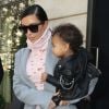 Kim Kardashian, sa fille North dans les bras, sort de l'hôtel, le "Royal Monceau", pour se rendre à l'aéroport. Paris, le 1er octobre 2014