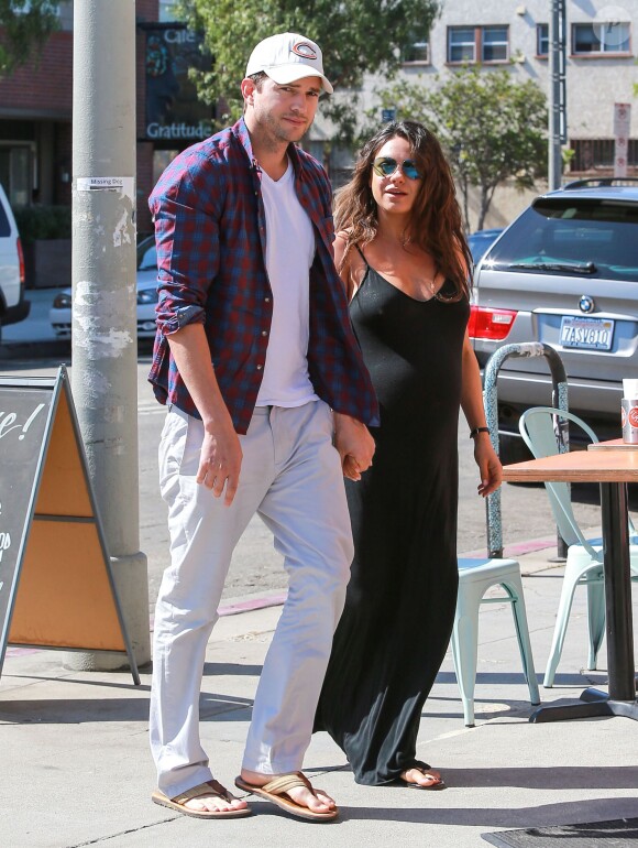 Exclusif - Mila Kunis enceinte avec son fiancé Ashton Kutcher, ils vont prendre un petit-déjeuner à Venice, le 17 septembre 2014.