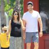 Exclusif - Mila Kunis, enceinte, et son fiancé Ashton Kutcher font du shopping dans un magasin pour enfants à Sherman Oaks, 17 mai 2014 