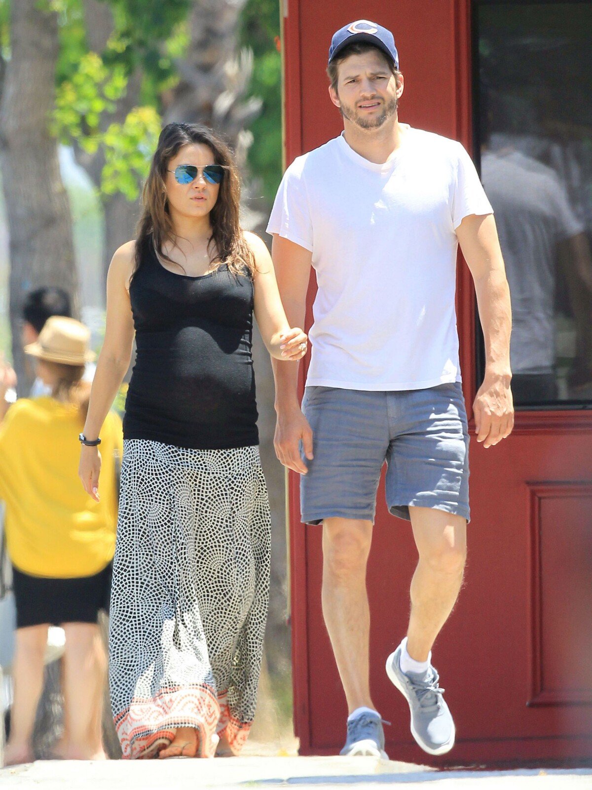 Vidéo : Exclusif - Mila Kunis, enceinte, et son fiancé Ashton Kutcher